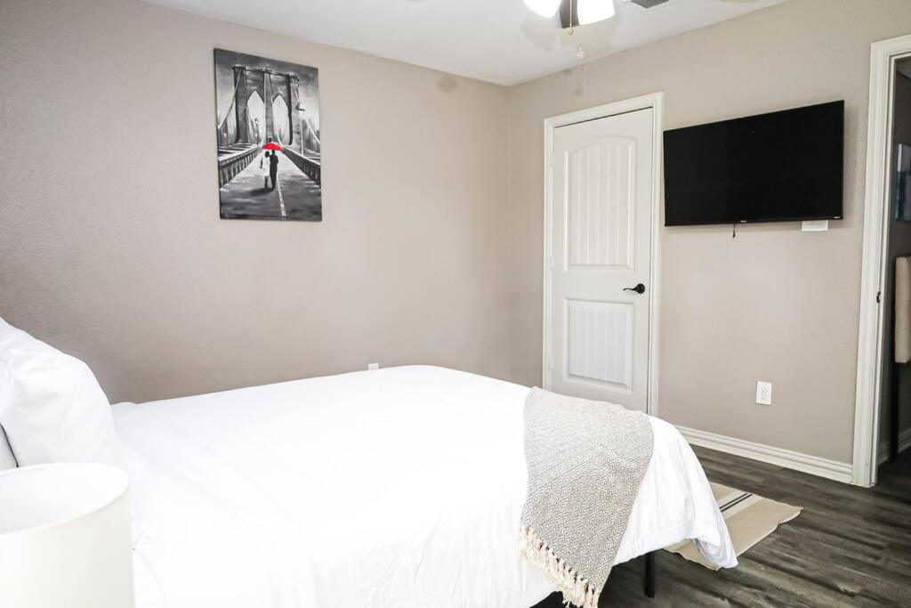 Comfy Two-Bedroom Apartment In أرلينغتون المظهر الخارجي الصورة